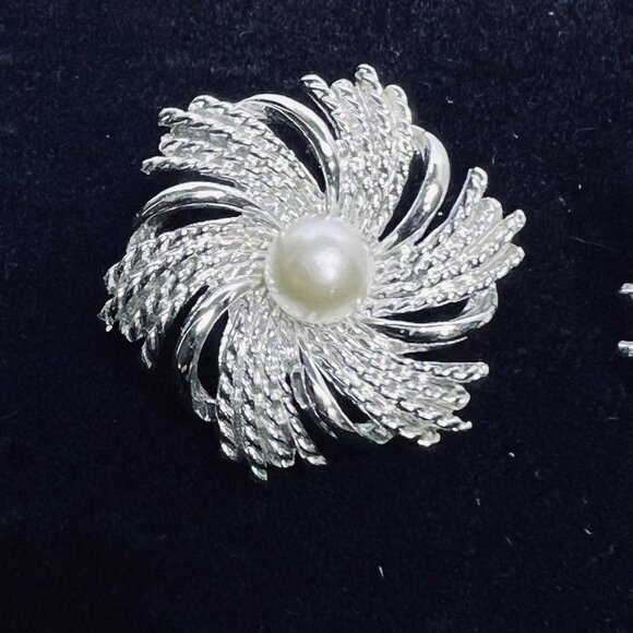 Vintage Sarah Coventry Silver Tone And Faux Pearl Spiral Clip On Earrings (5658) - Picture 2 of 5